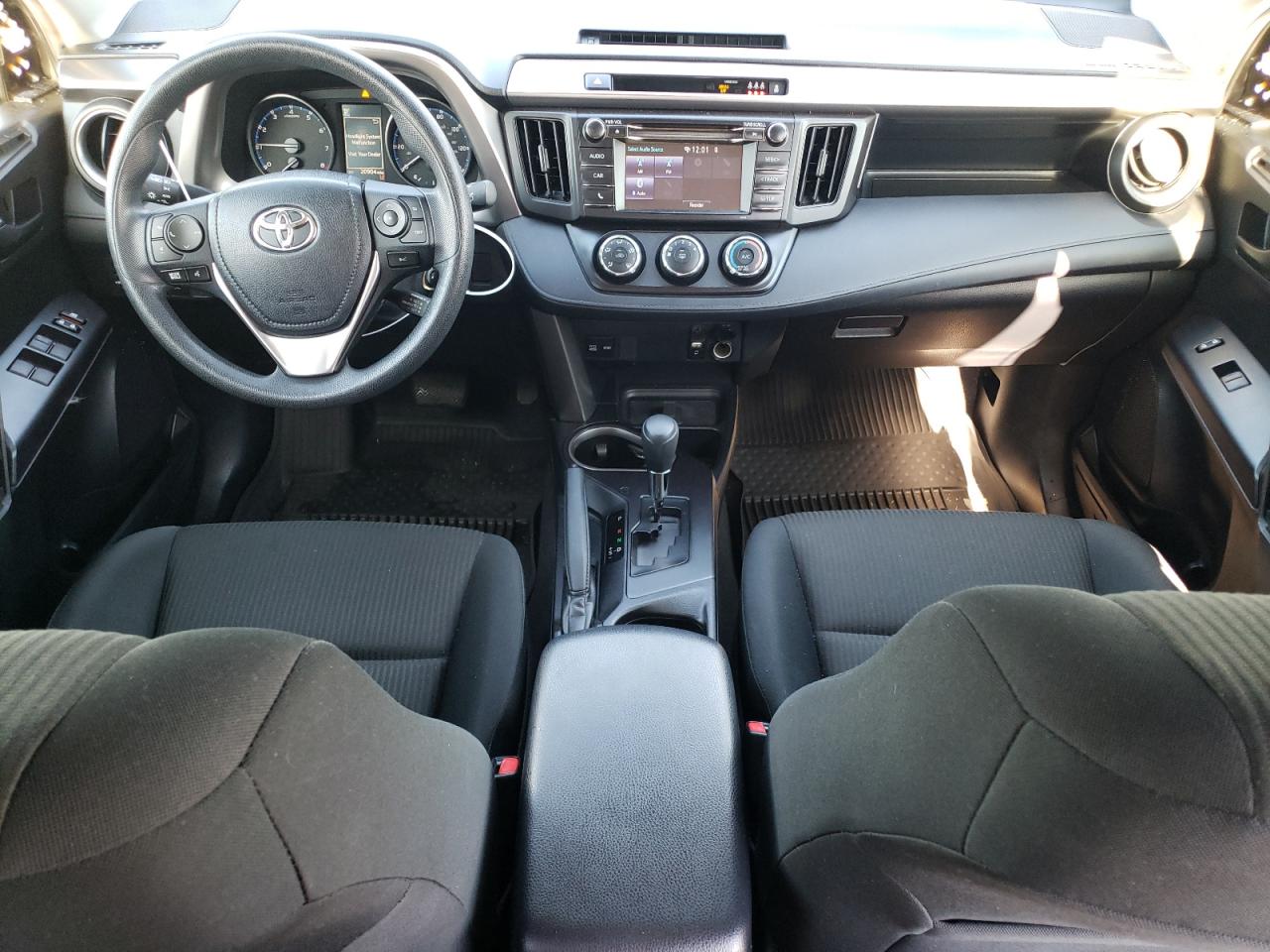 JTMZFREV6JJ722440 2018 Toyota Rav4 Le