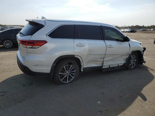 VIN 5TDJZRFH9KS588038 2019 Toyota Highlander, SE no.3