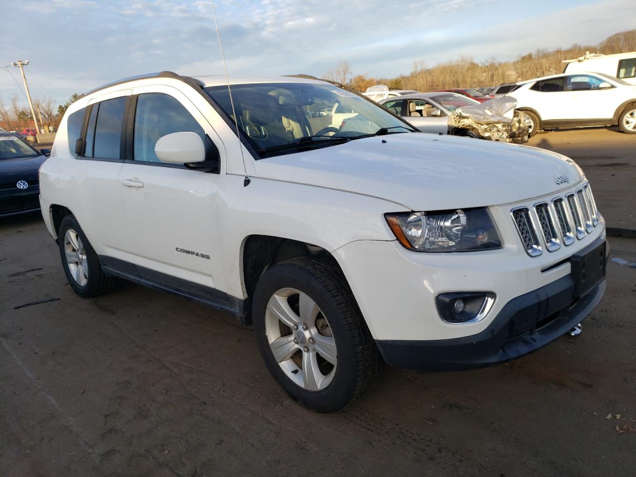 2015 Jeep Compass Latitude vin: 1C4NJDEB0FD304192