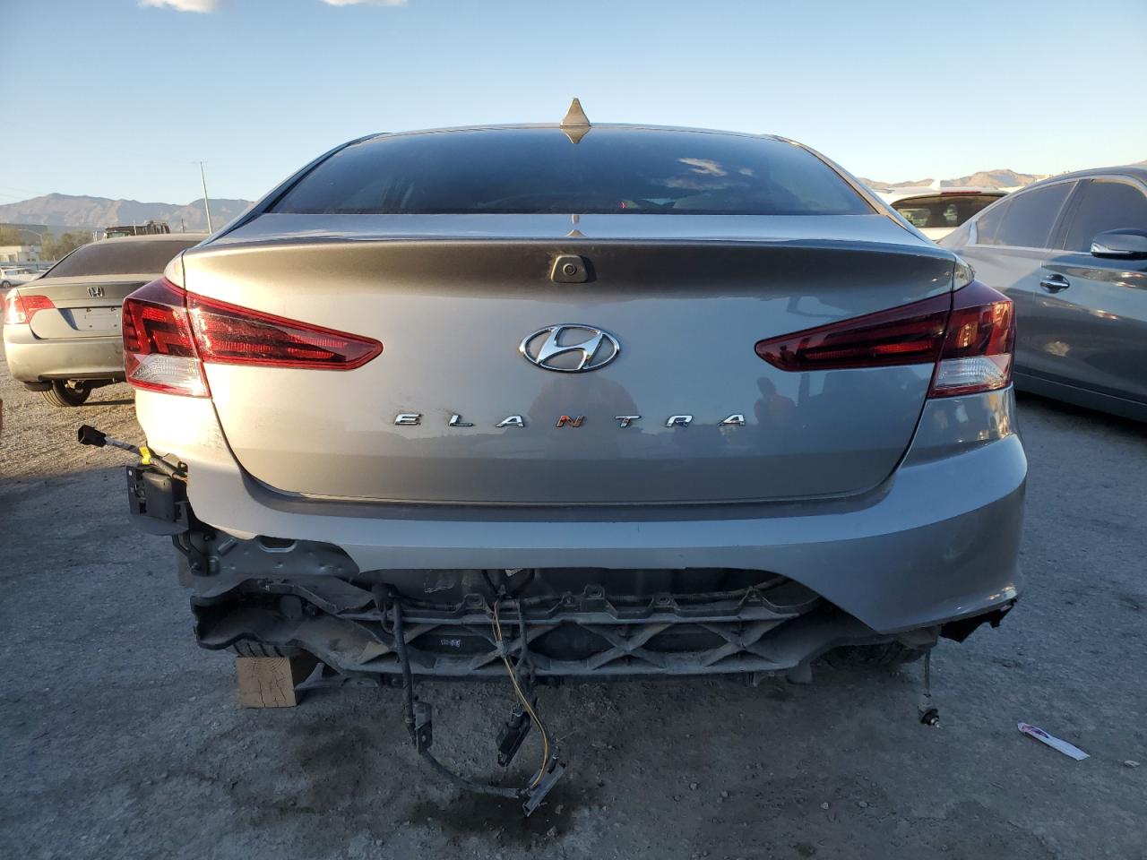 2020 Hyundai Elantra Sel vin: KMHD84LF8LU915561