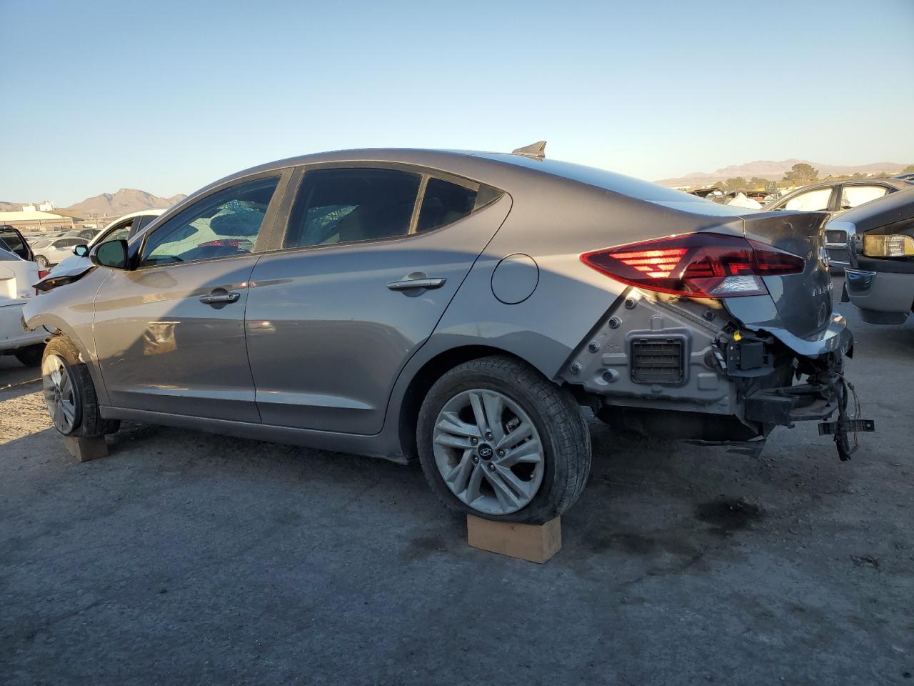 2020 Hyundai Elantra Sel vin: KMHD84LF8LU915561