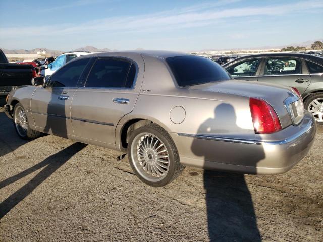 1LNHM82W2YY843858 2000 Lincoln Town Car Signature