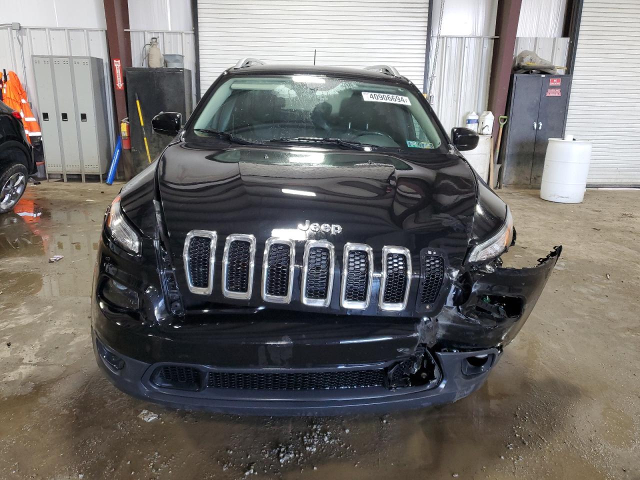 2018 Jeep Cherokee Latitude vin: 1C4PJMCB6JD541385