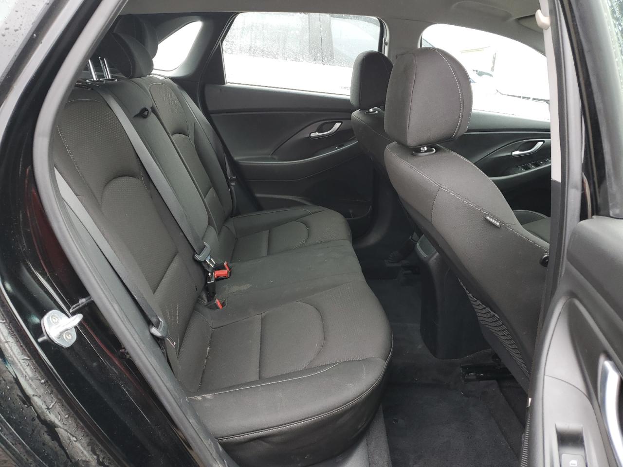 2018 Hyundai Elantra Gt vin: KMHH35LE8JU074450