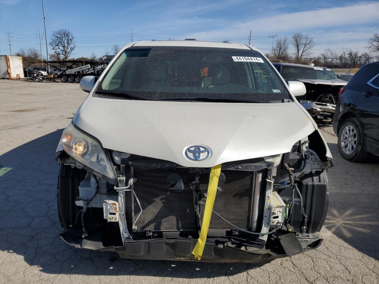 5TDDK3DCXBS024176 2011 Toyota Sienna Xle