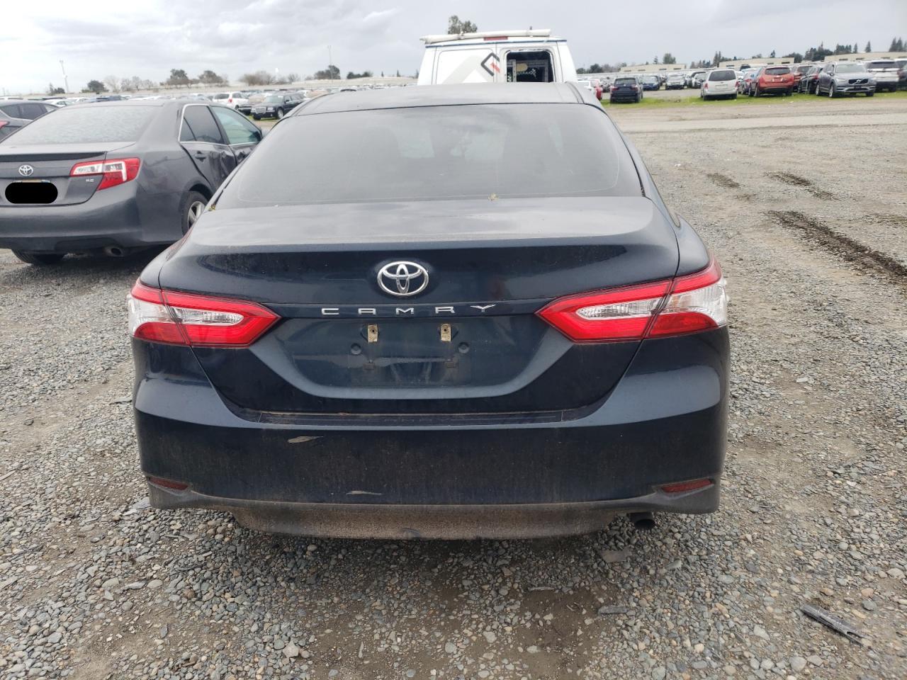 4T1B11HK8JU597292 2018 Toyota Camry L