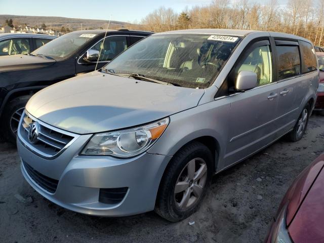 2V4RW3D13AR159182 2010 Volkswagen Routan Se