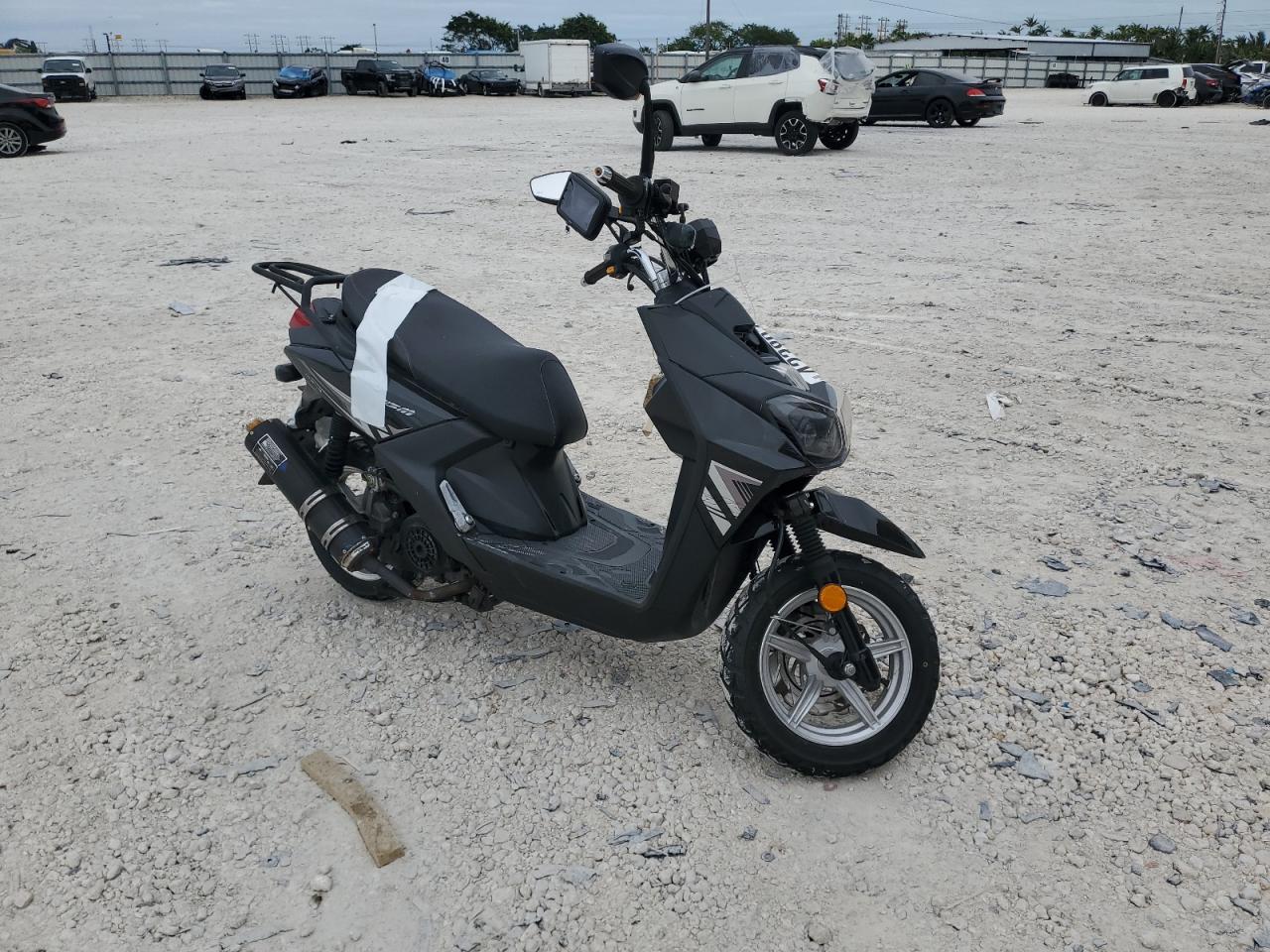 LLPTGKBF5N1050018 2022 Yngf Scooter