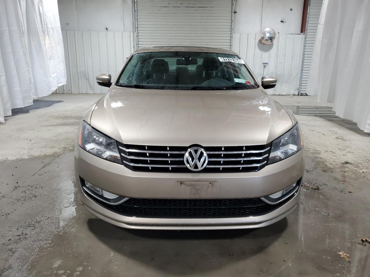 1VWCM7A32FC027837 2015 Volkswagen Passat Sel