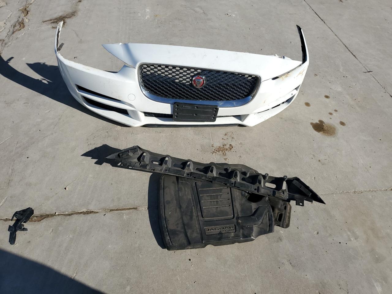 SAJAD4FX9KCP43909 2019 Jaguar Xe Premium