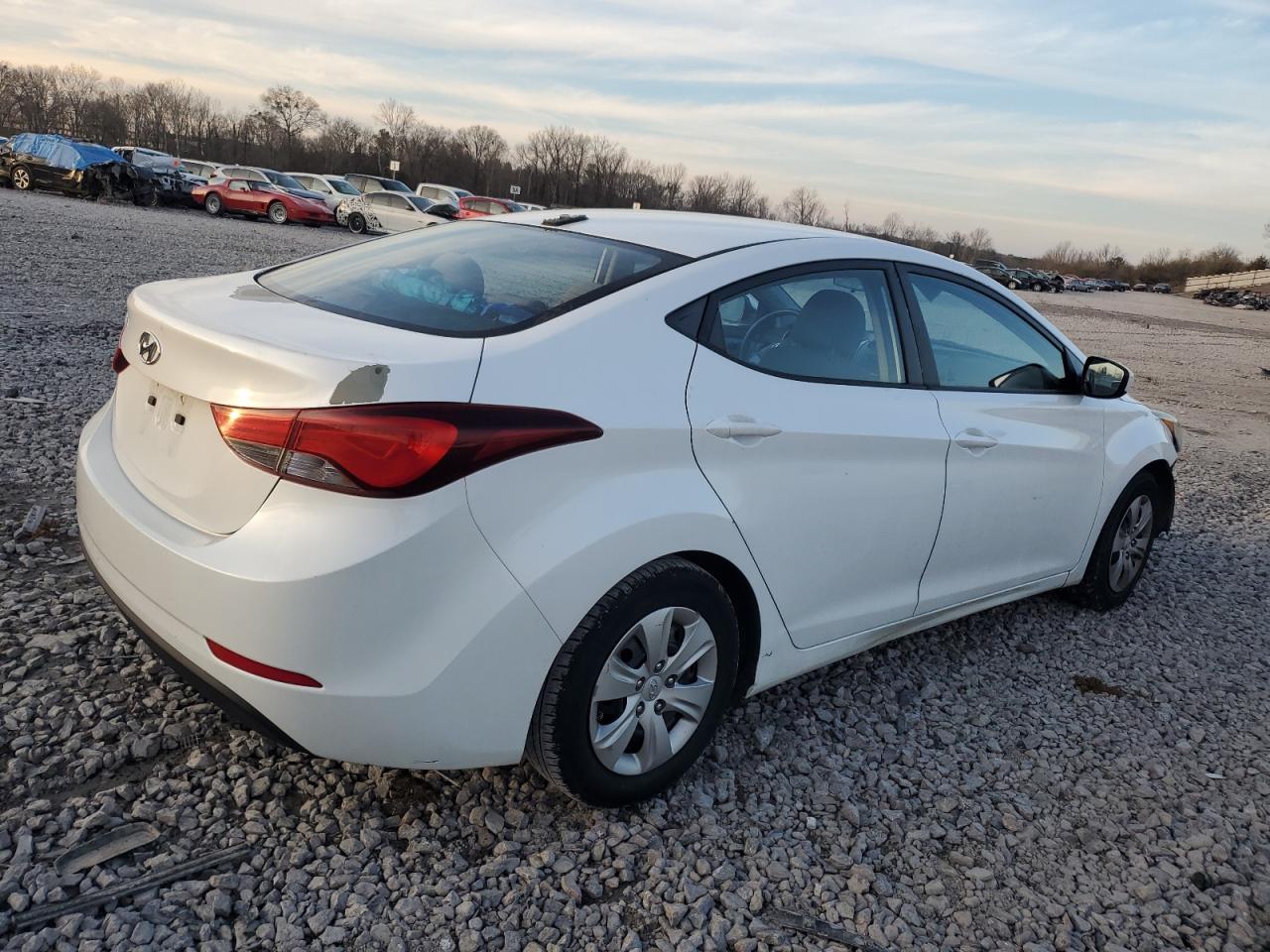 5NPDH4AE0GH704546 2016 Hyundai Elantra Se