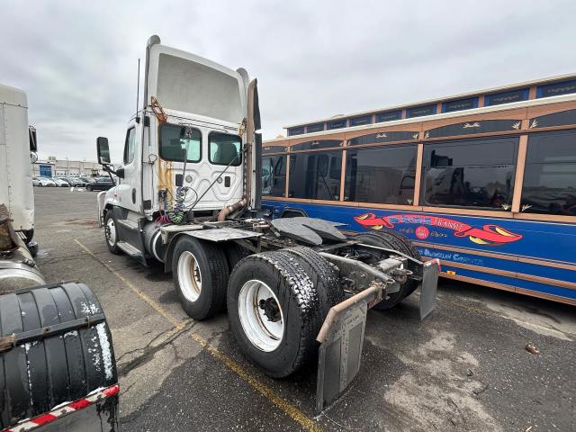 FREIGHTLINER CASCADIA 1 2015 white tractor diesel 1FUJGEDV0FLGJ9753 photo #4