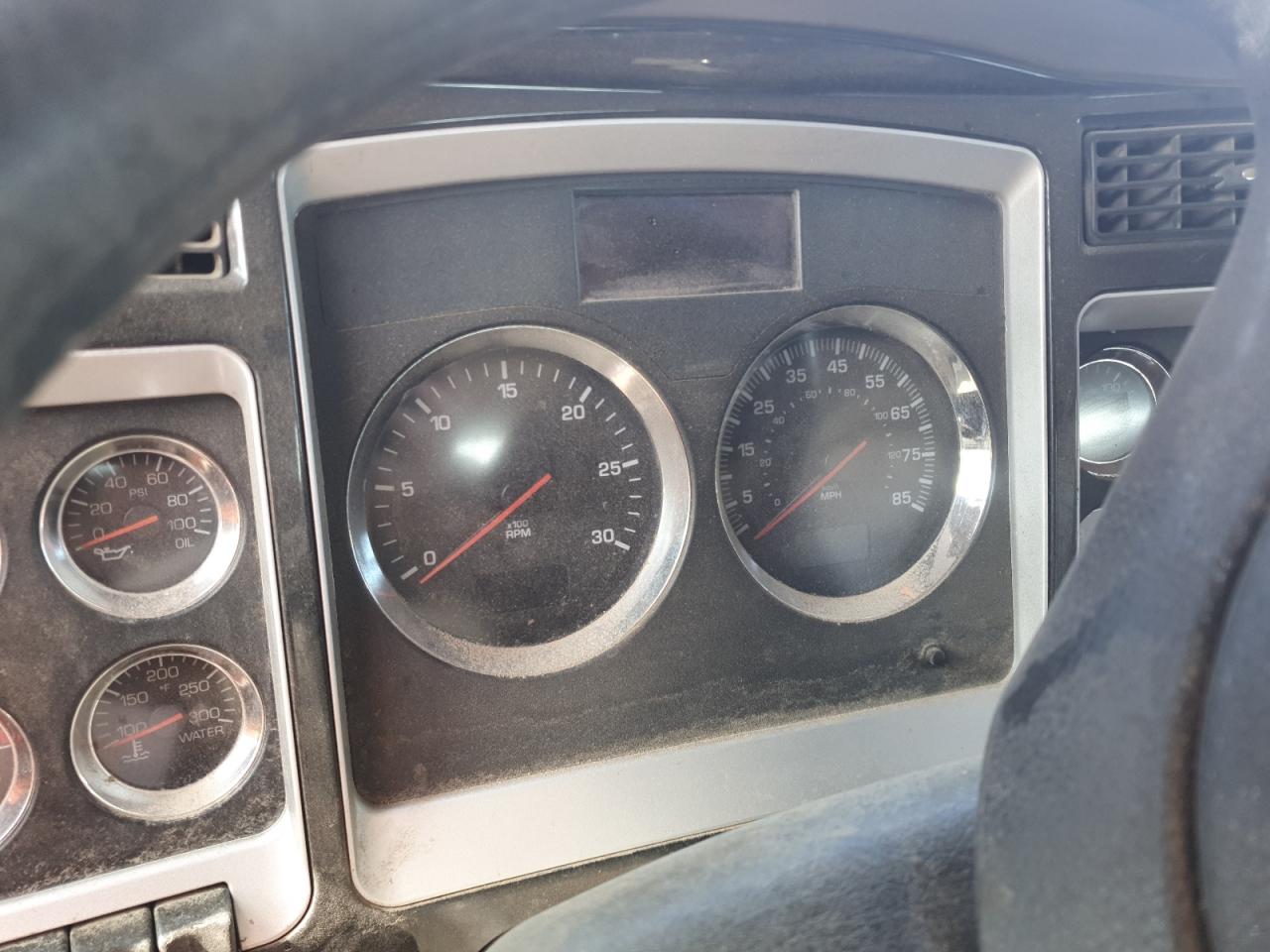 Lot #3235901028 2011 KENWORTH T800