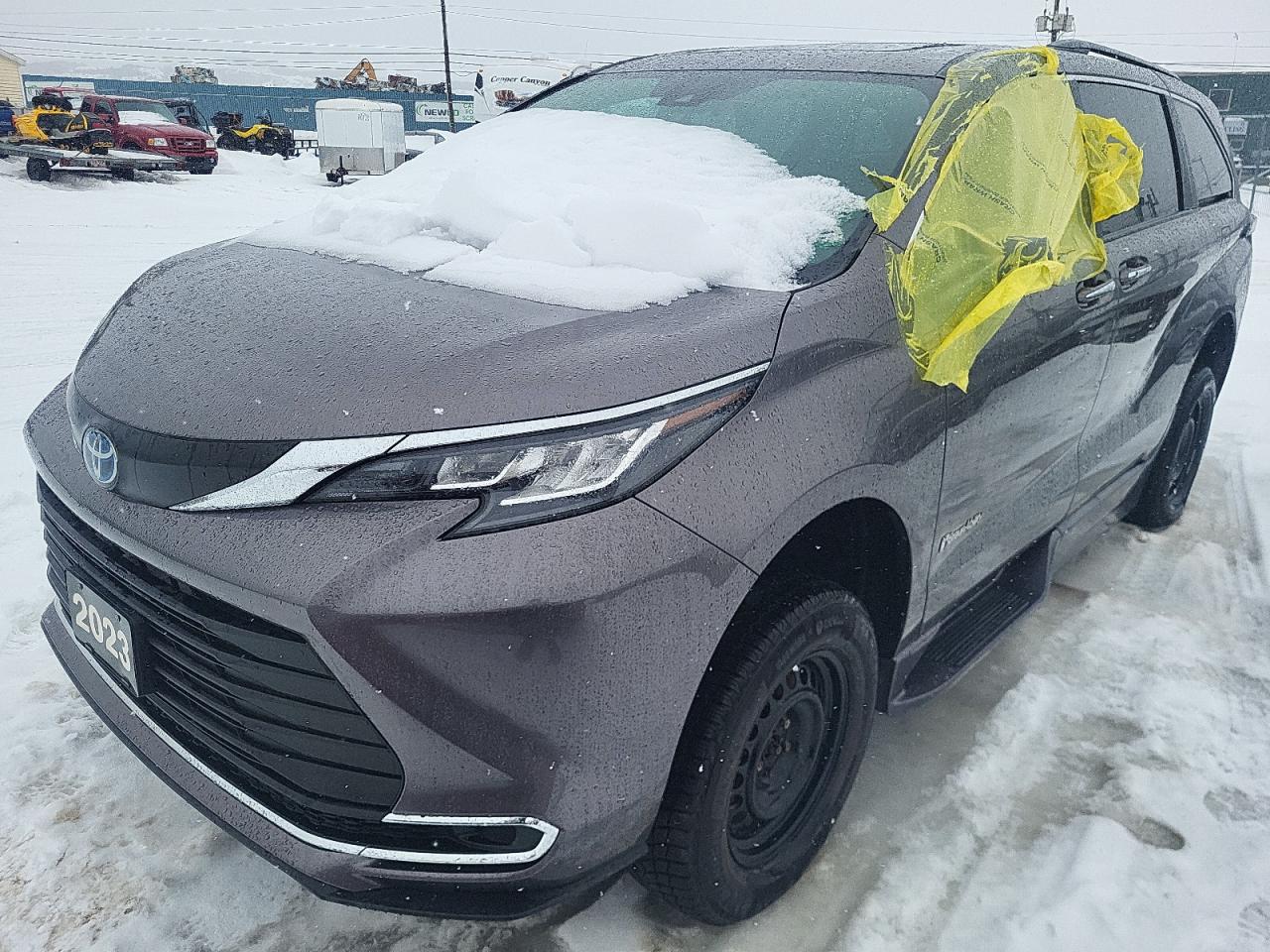 5TDGRKEC5PS168839 TOYOTA SIENNA LE/ 2023