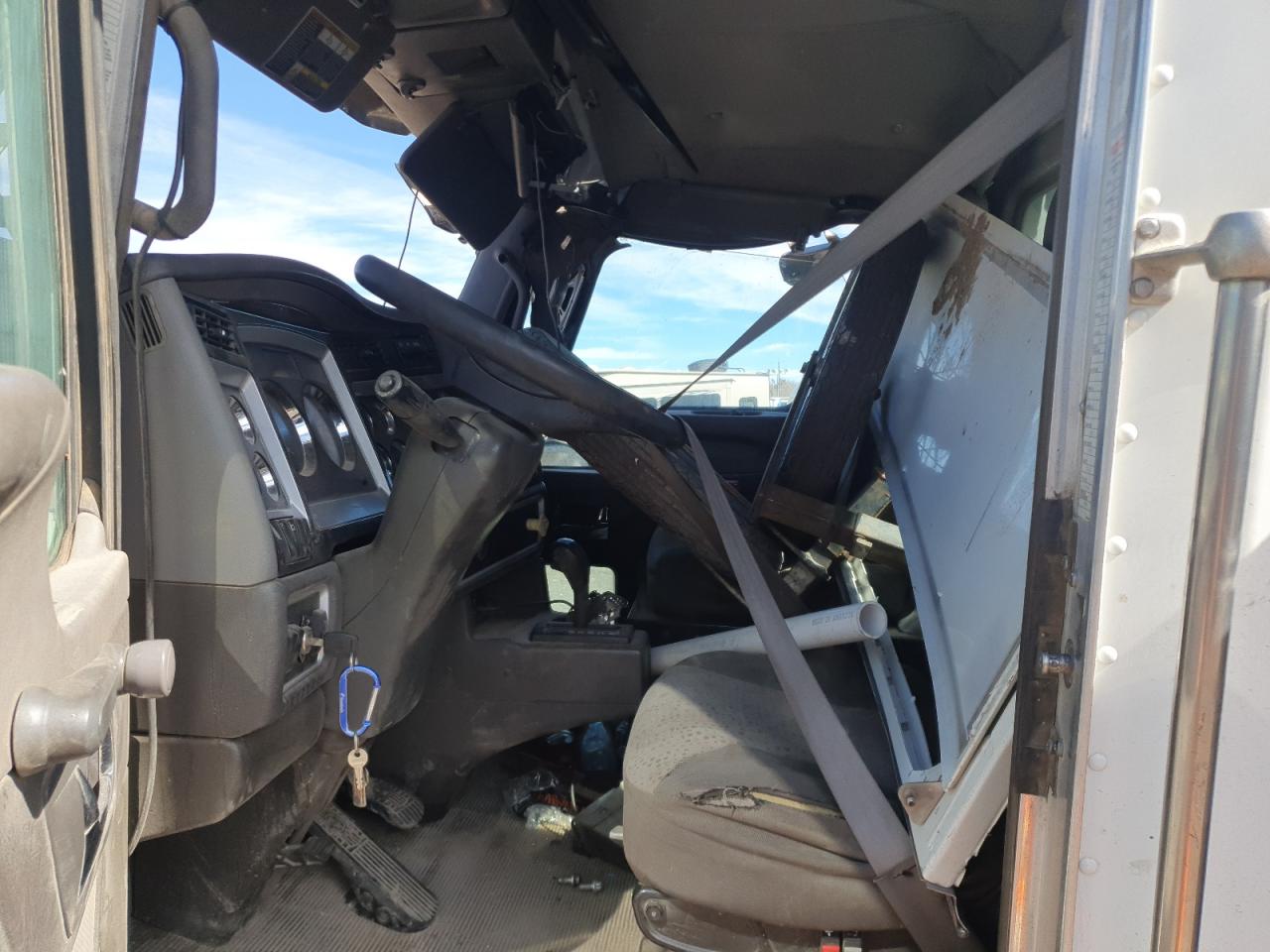 Lot #3235901028 2011 KENWORTH T800