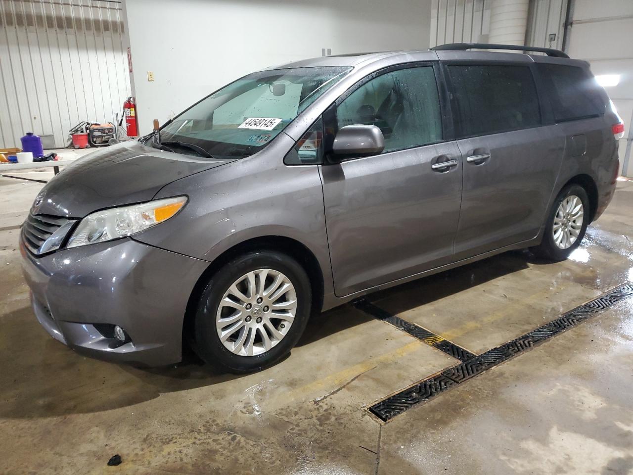 TOYOTA SIENNA XLE
