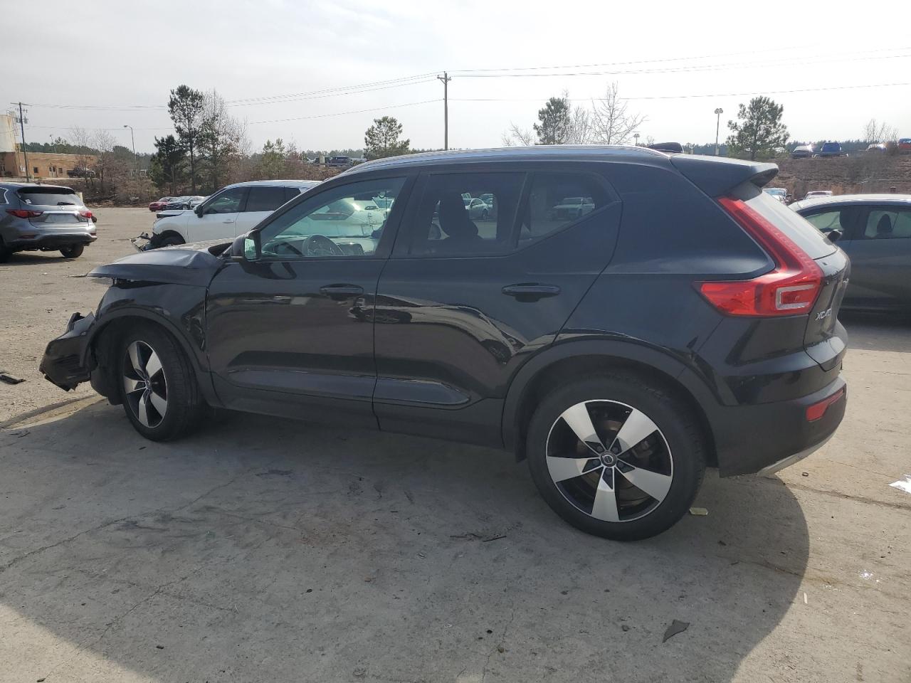 VOLVO XC40 T5 MOMENTUM