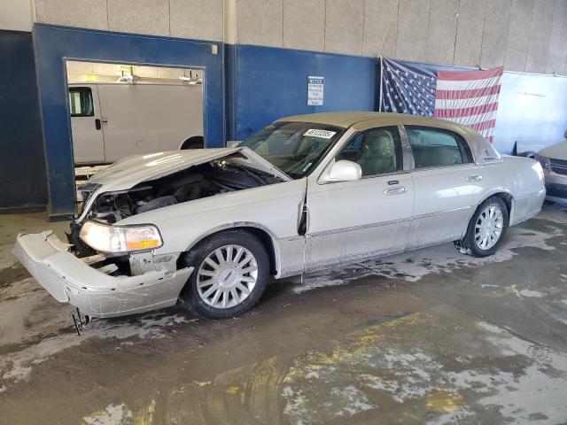 LINCOLN TOWN CAR U 2004 white  gas 1LNHM83WX4Y669692 photo #1