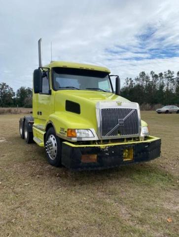 VOLVO VN 1998 yellow tractor diesel 4V47DBGH7WN733270 photo #1