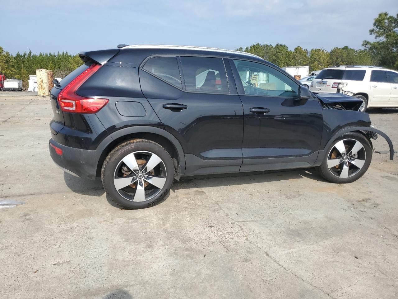 VOLVO XC40 T5 MOMENTUM