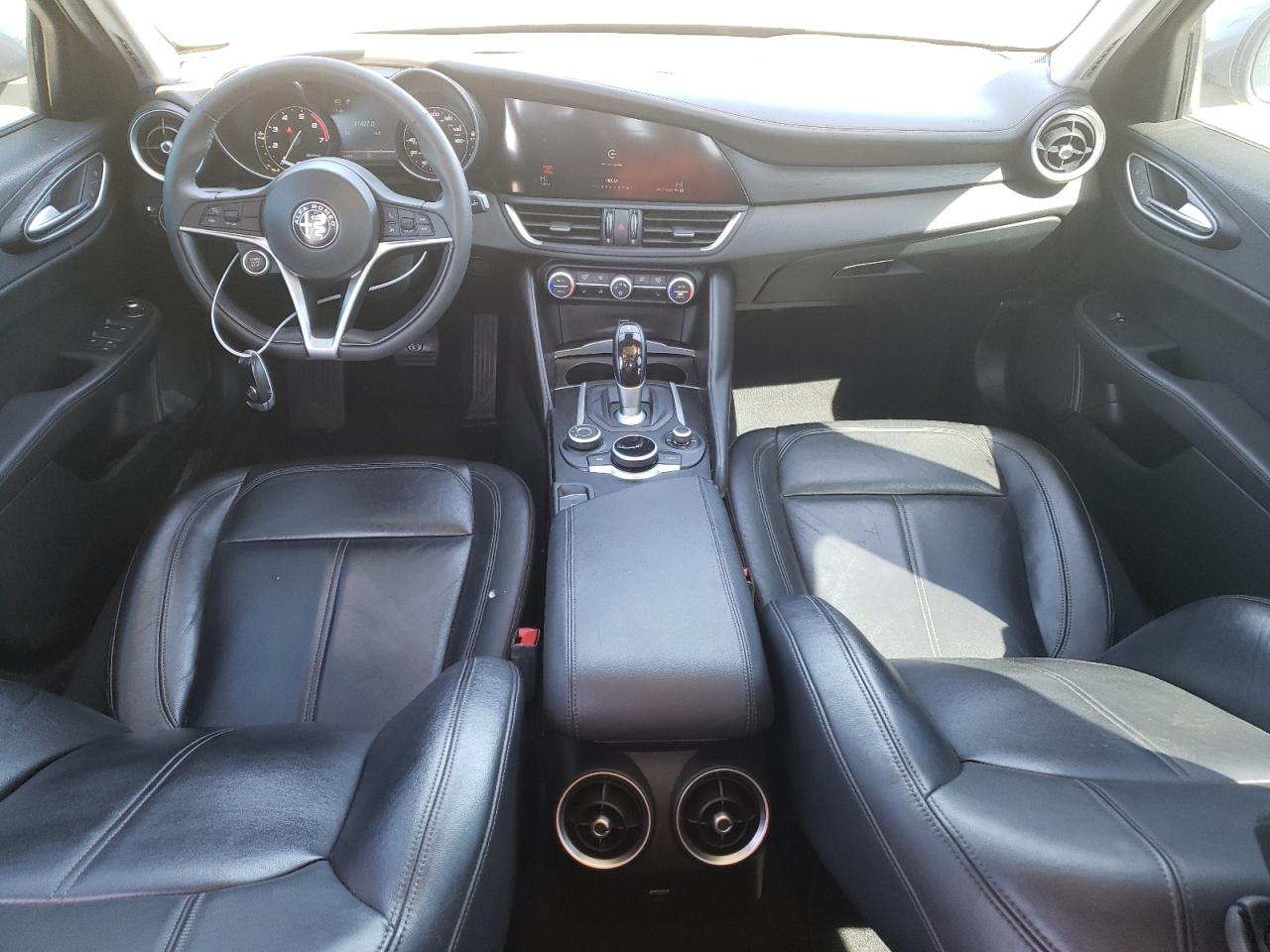 ZARFAEBNXH7555138 2017 Alfa Romeo Giulia