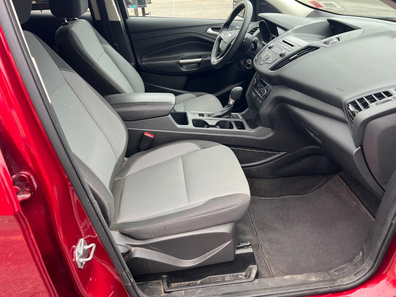 VIN: 1FMCU9GDXHUF00701 2017 FORD ESCAPE
