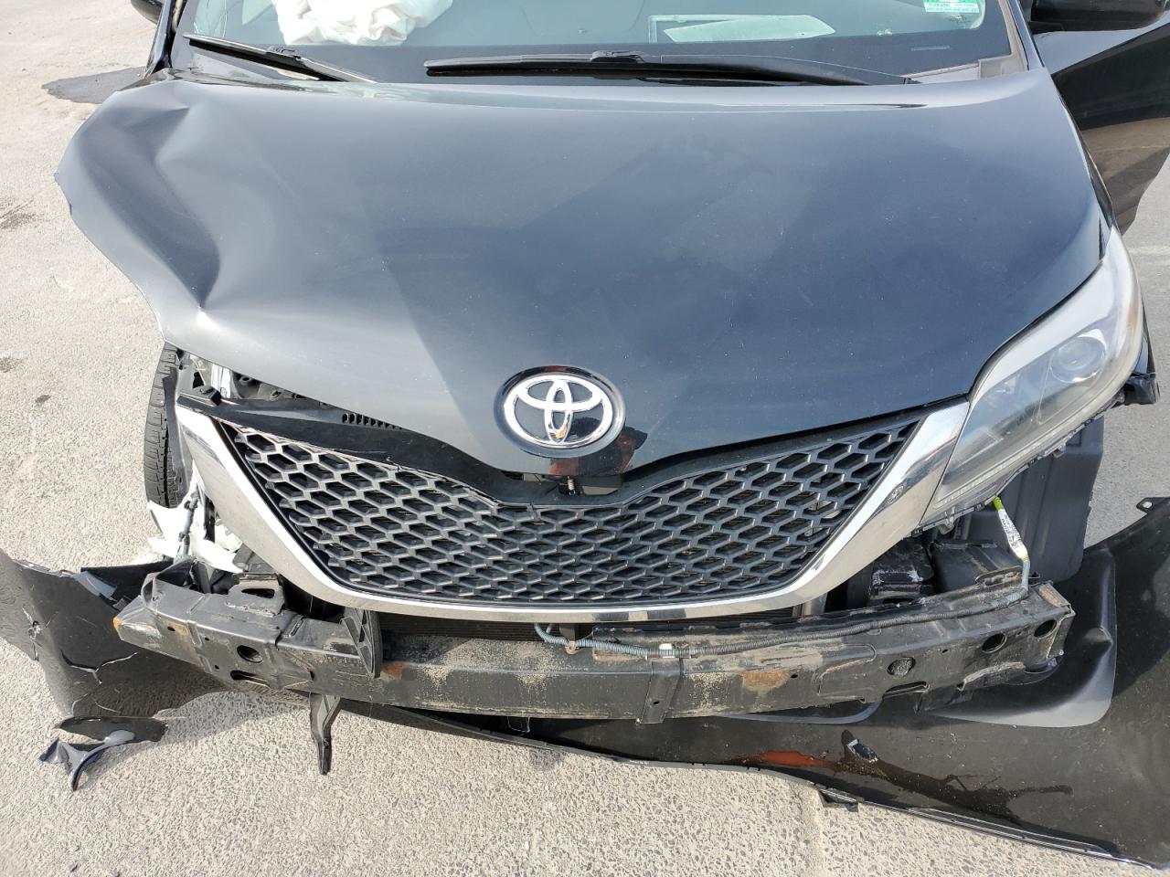 5TDXZ3DC6HS775163 TOYOTA SIENNA 2017