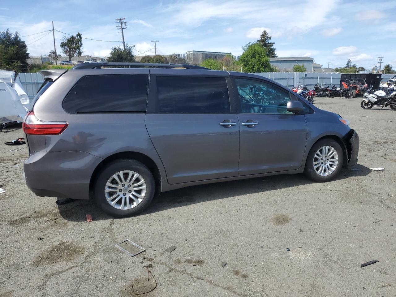 5TDYZ3DC0HS772392 2017 Toyota Sienna Xle