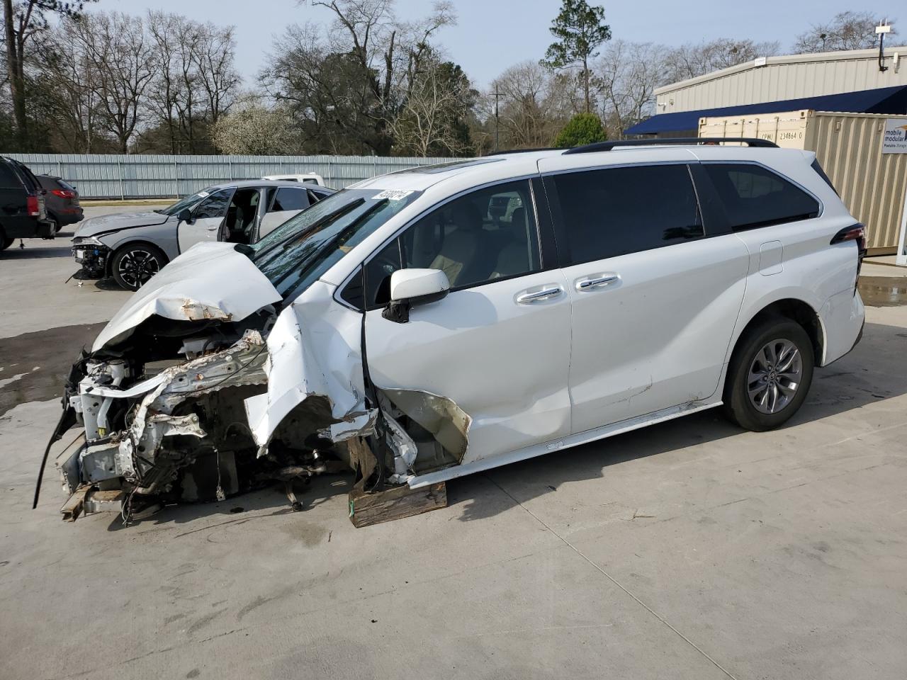 5TDYRKEC2NS086553 2022 Toyota Sienna Xle