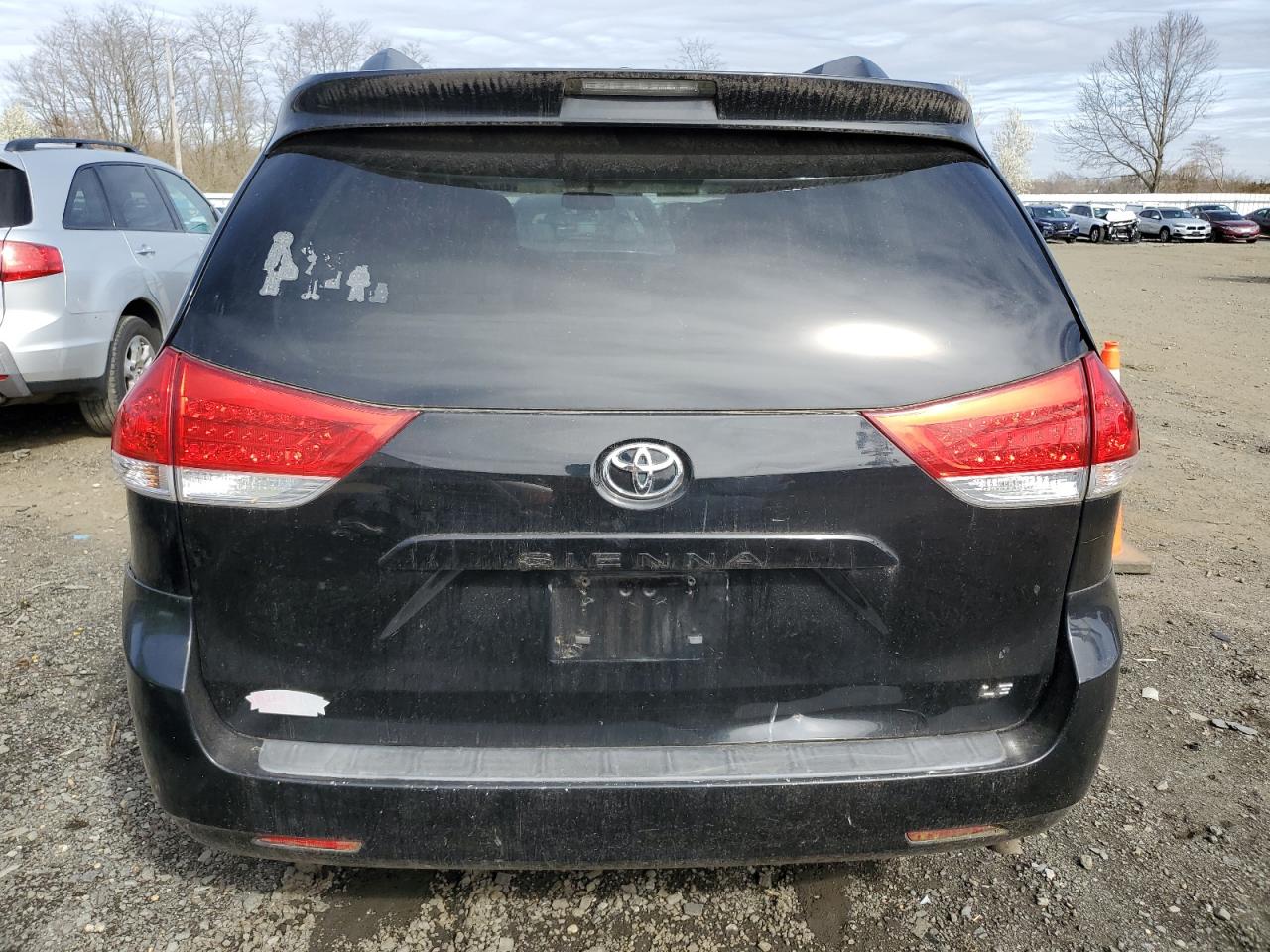 5TDKK3DC0BS090825 2011 Toyota Sienna Le
