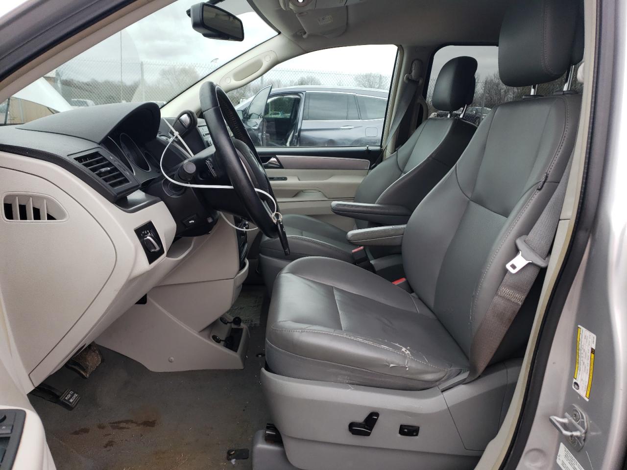 2v4rw3dg9br622061 2V4RW3DG9BR622061 2011 Volkswagen Routan Se