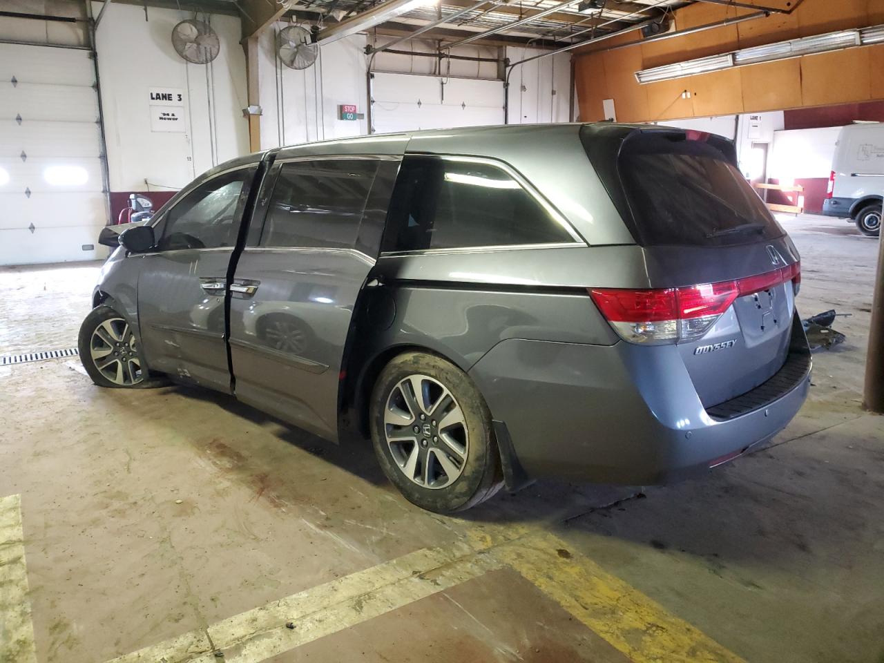 2016 Honda Odyssey Touring vin: 5FNRL5H98GB006185