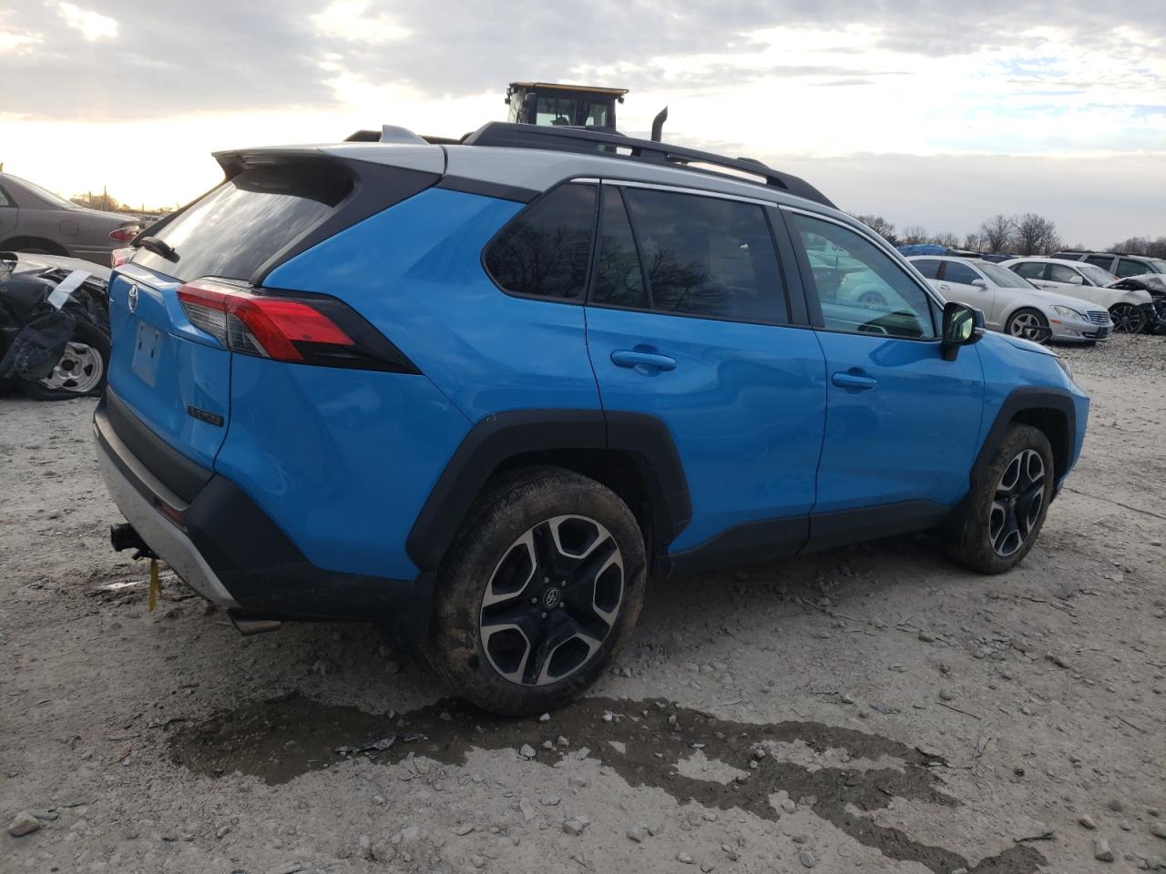 2T3J1RFV0KW008106 TOYOTA RAV4 2019