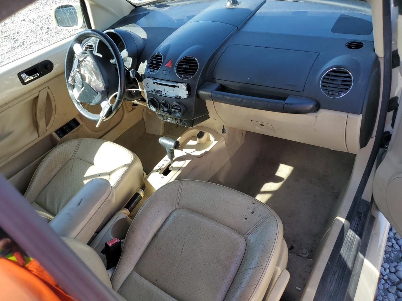 3VWSF31Y26M320162 2006 Volkswagen New Beetle Convertible Option Package 2