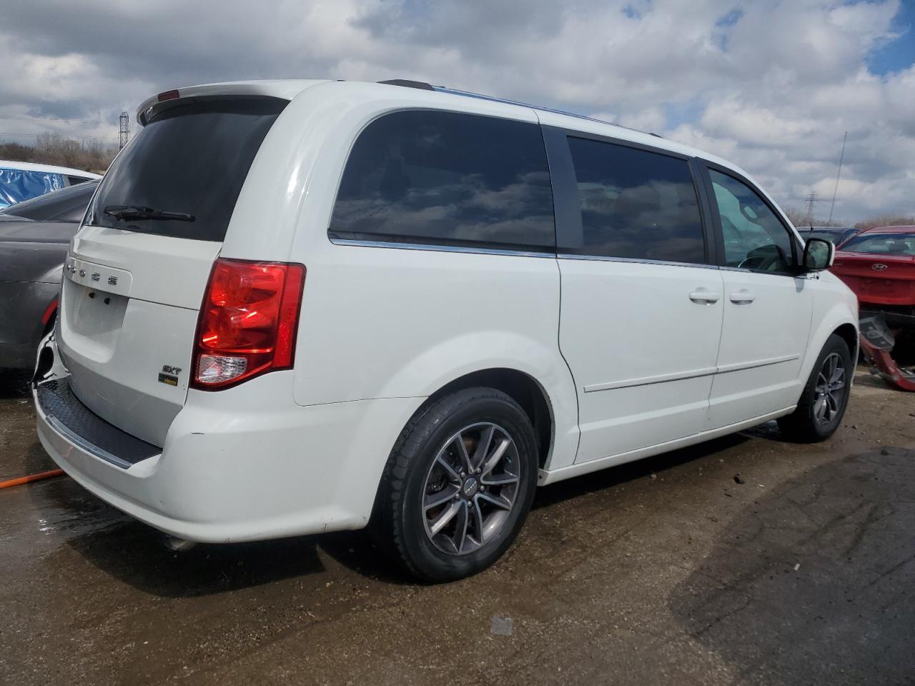 2C4RDGCG6HR596374 2017 Dodge Grand Caravan Sxt