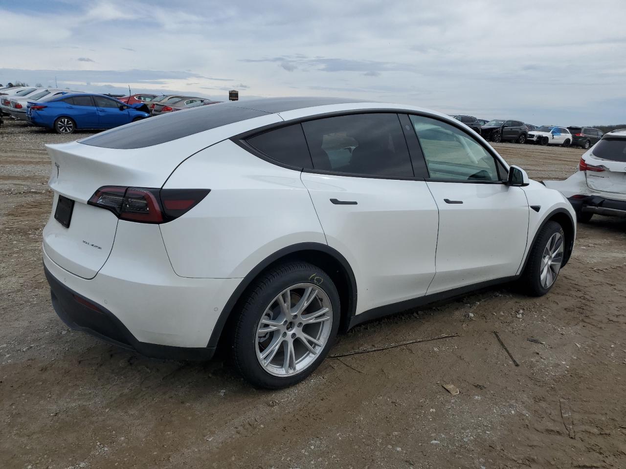 2022 Tesla Model Y vin: 7SAYGDEE1NF339288