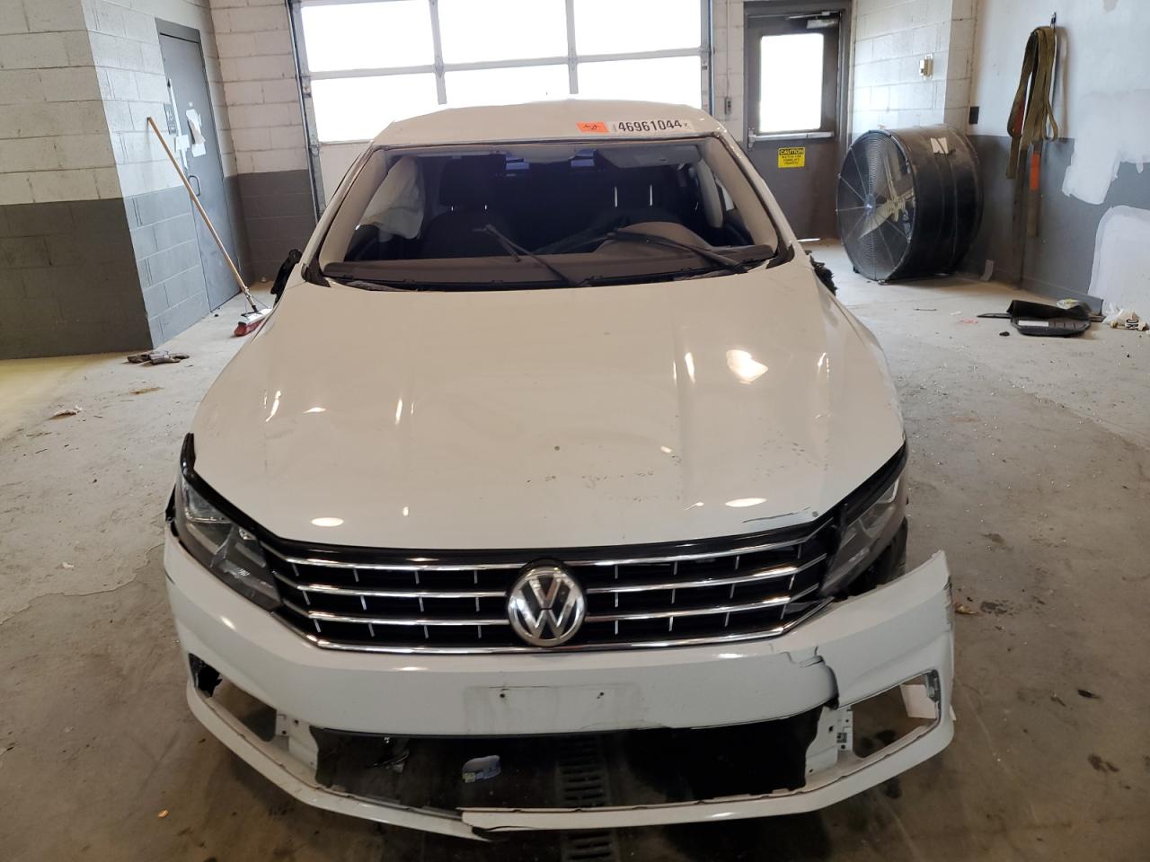 1VWAT7A35HC033869 2017 Volkswagen Passat S