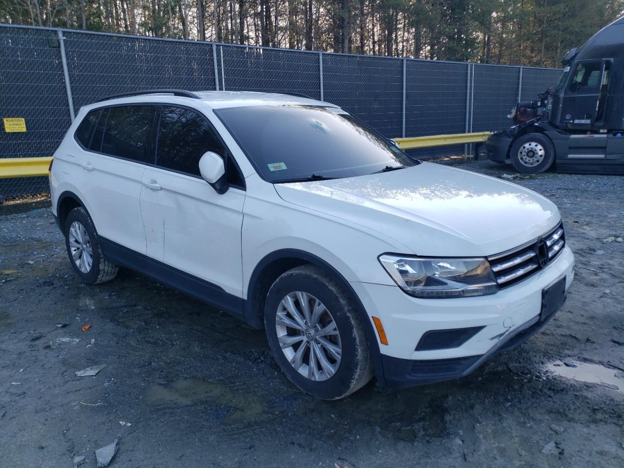 3VV1B7AX6KM163126 2019 Volkswagen Tiguan S