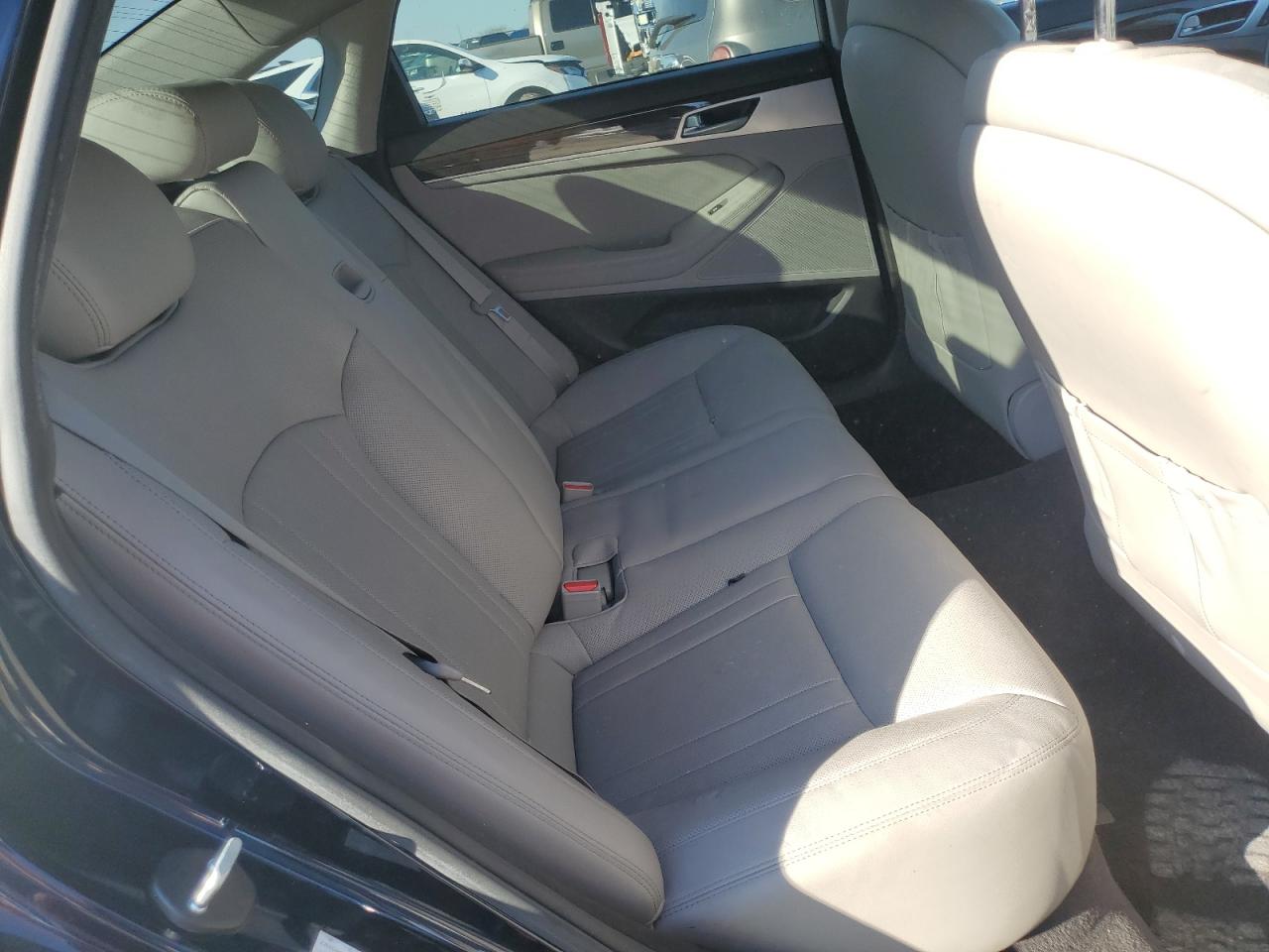 2018 Genesis G80 Base vin: KMHGN4JE9JU251333