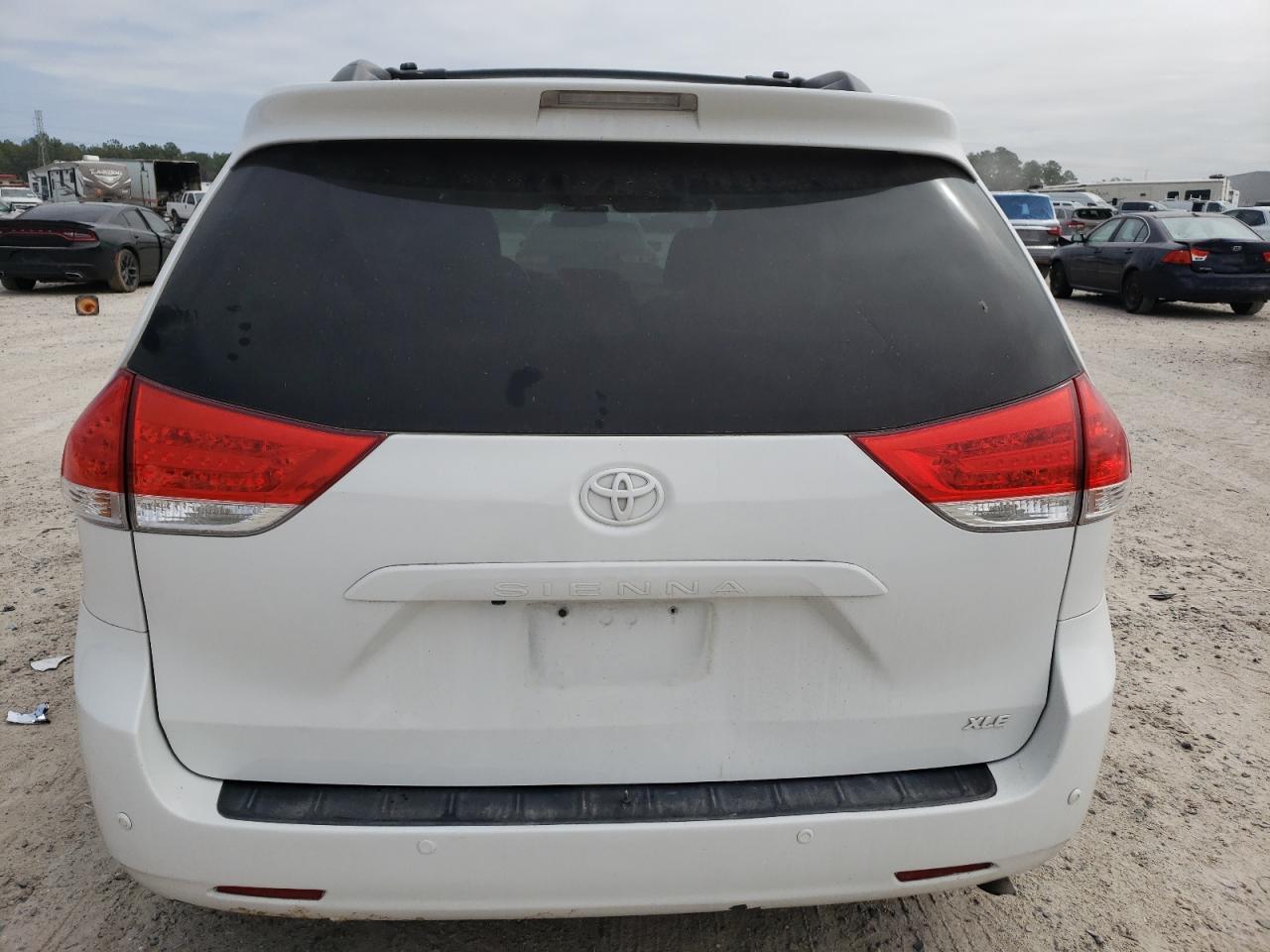 5TDYK3DC0BS107634 2011 Toyota Sienna Xle