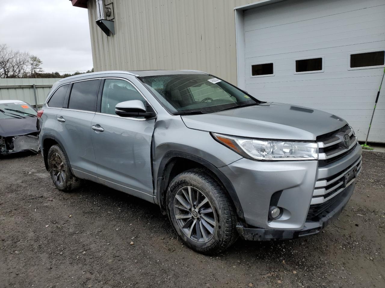 5TDJZRFH7JS496666 2018 Toyota Highlander Se