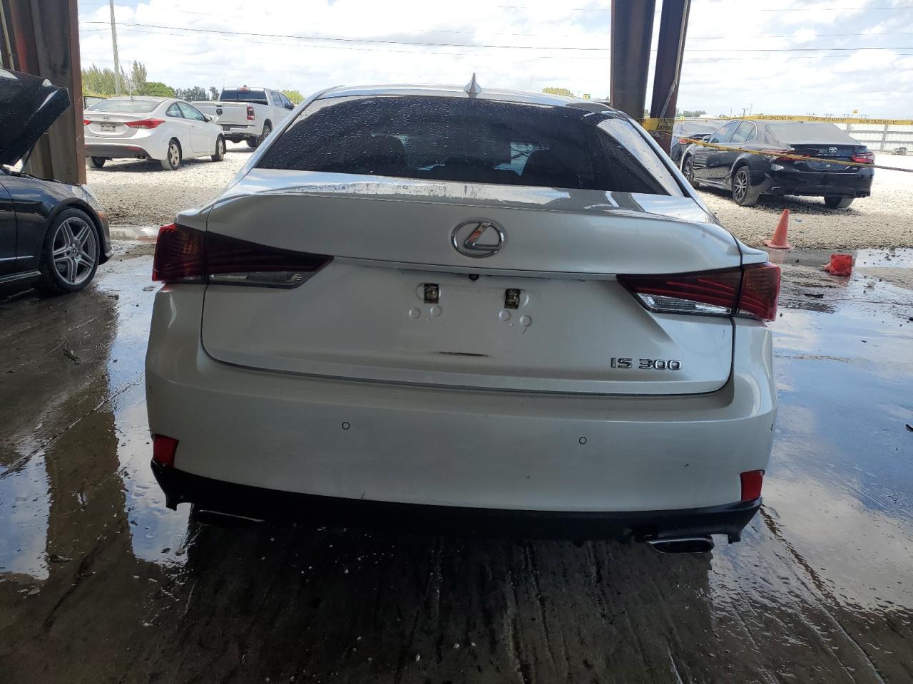 JTHBA1D26J5075733 2018 Lexus Is 300