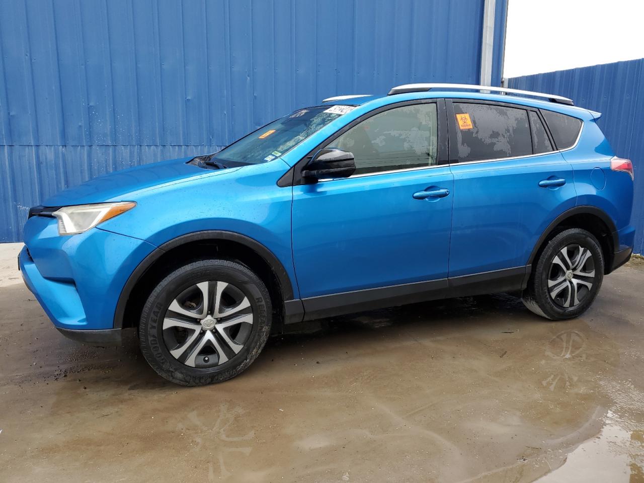 JTMZFREV8JJ153817 2018 Toyota Rav4 Le