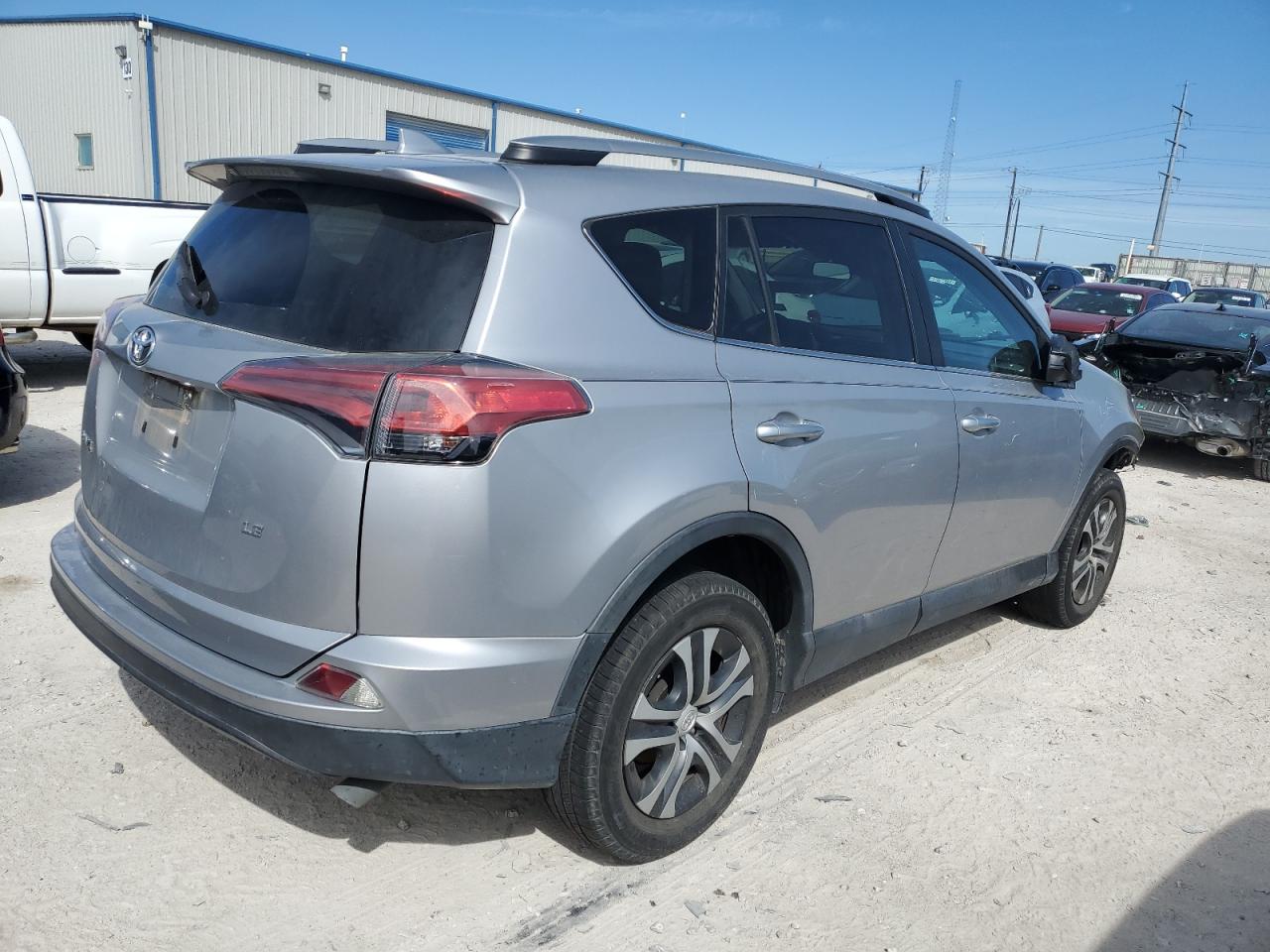 2T3ZFREV4HW358577 2017 Toyota Rav4 Le