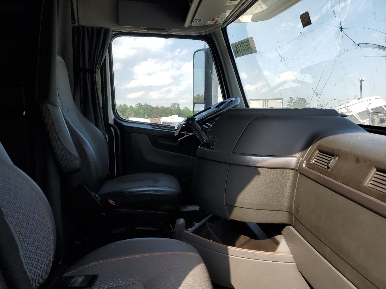 Lot #3273719367 2022 VOLVO VN VNL