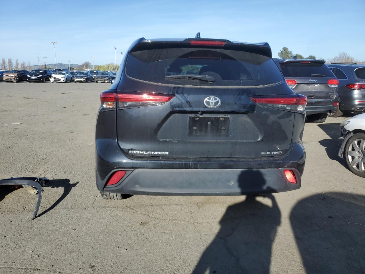 5TDHZRBH1NS167469 2022 Toyota Highlander Xle