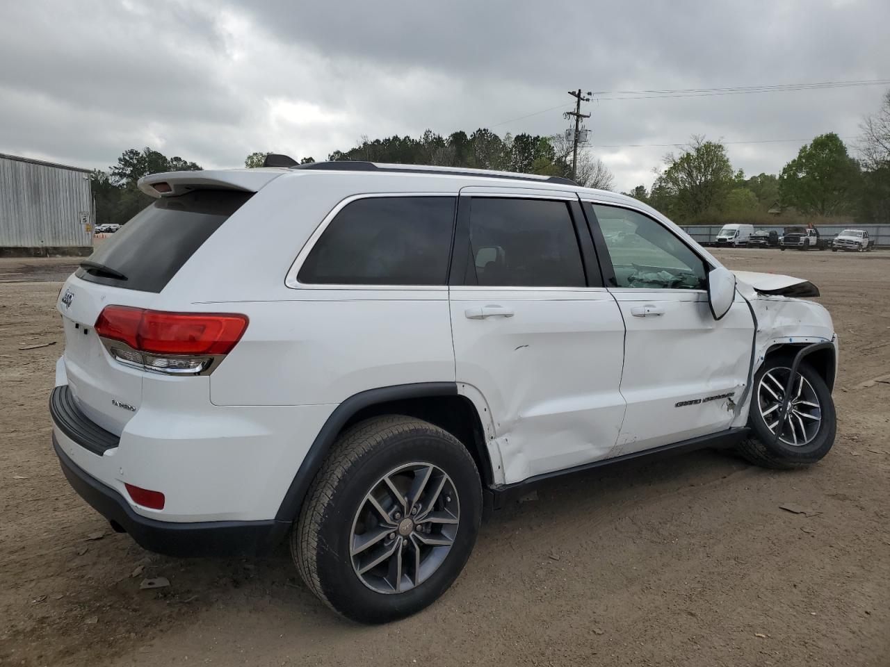 1C4RJEAG9JC300696 2018 Jeep Grand Cherokee Laredo