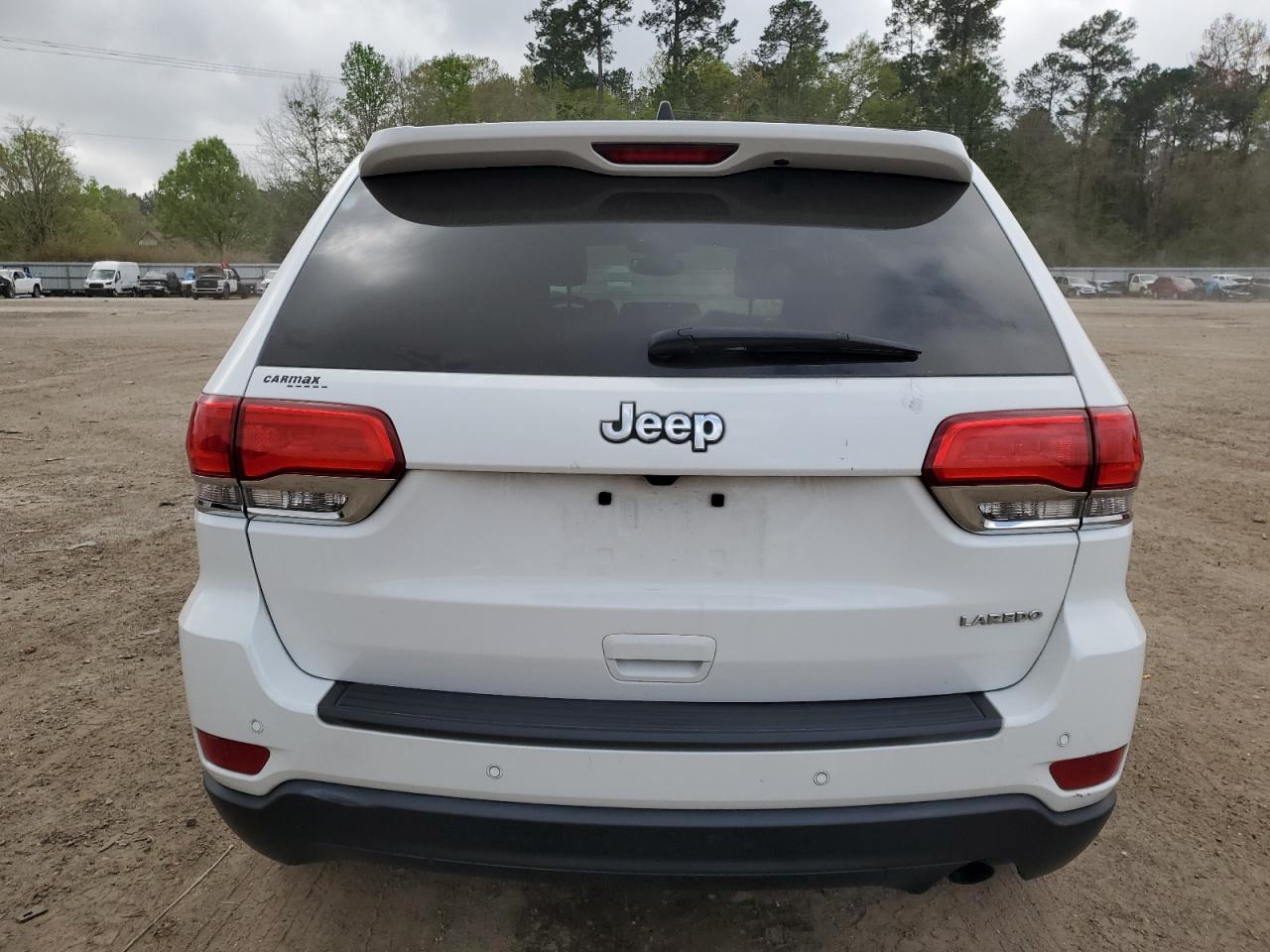 1C4RJEAG9JC300696 2018 Jeep Grand Cherokee Laredo