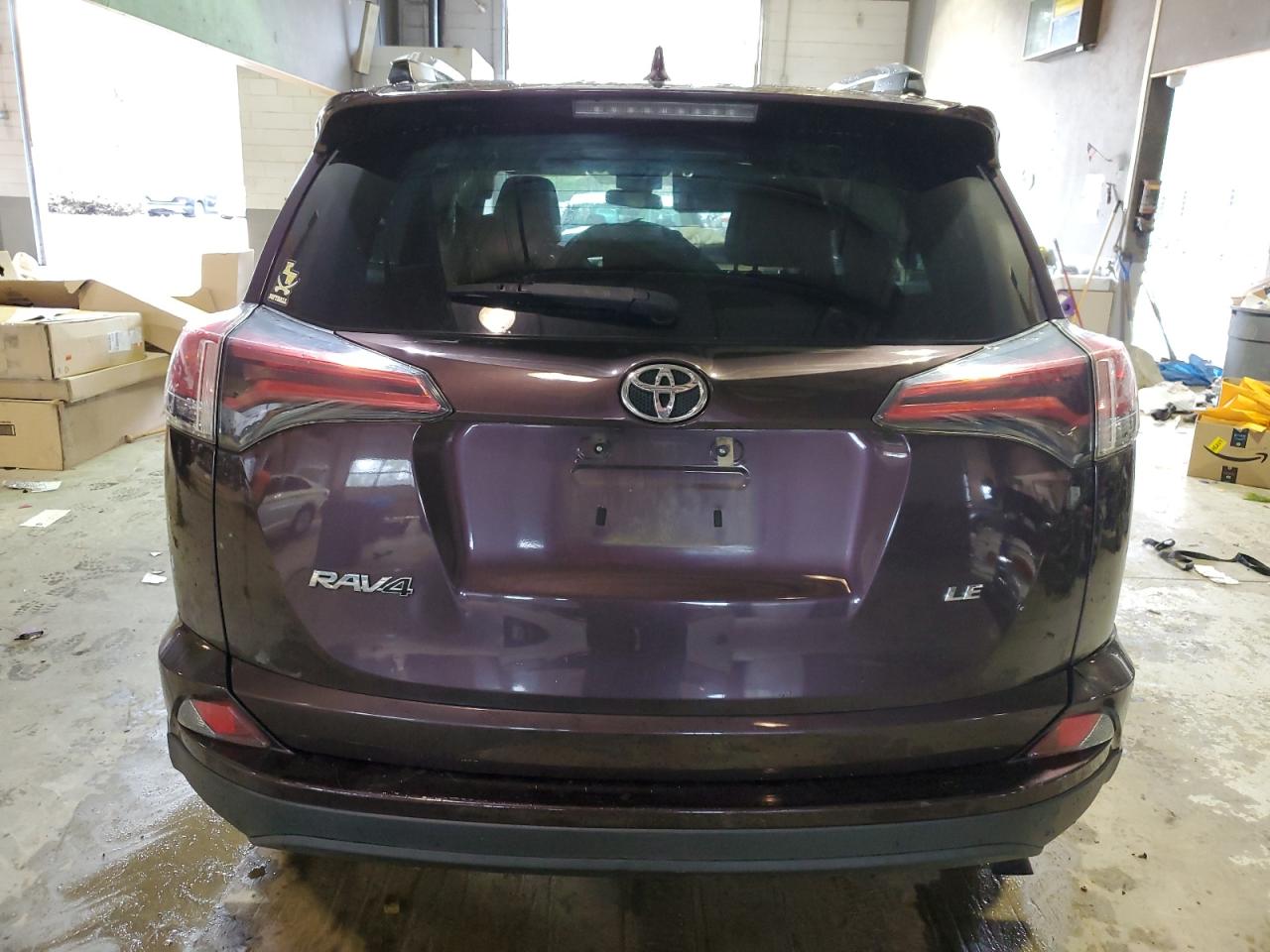 2T3ZFREV0JW435192 2018 Toyota Rav4 Le