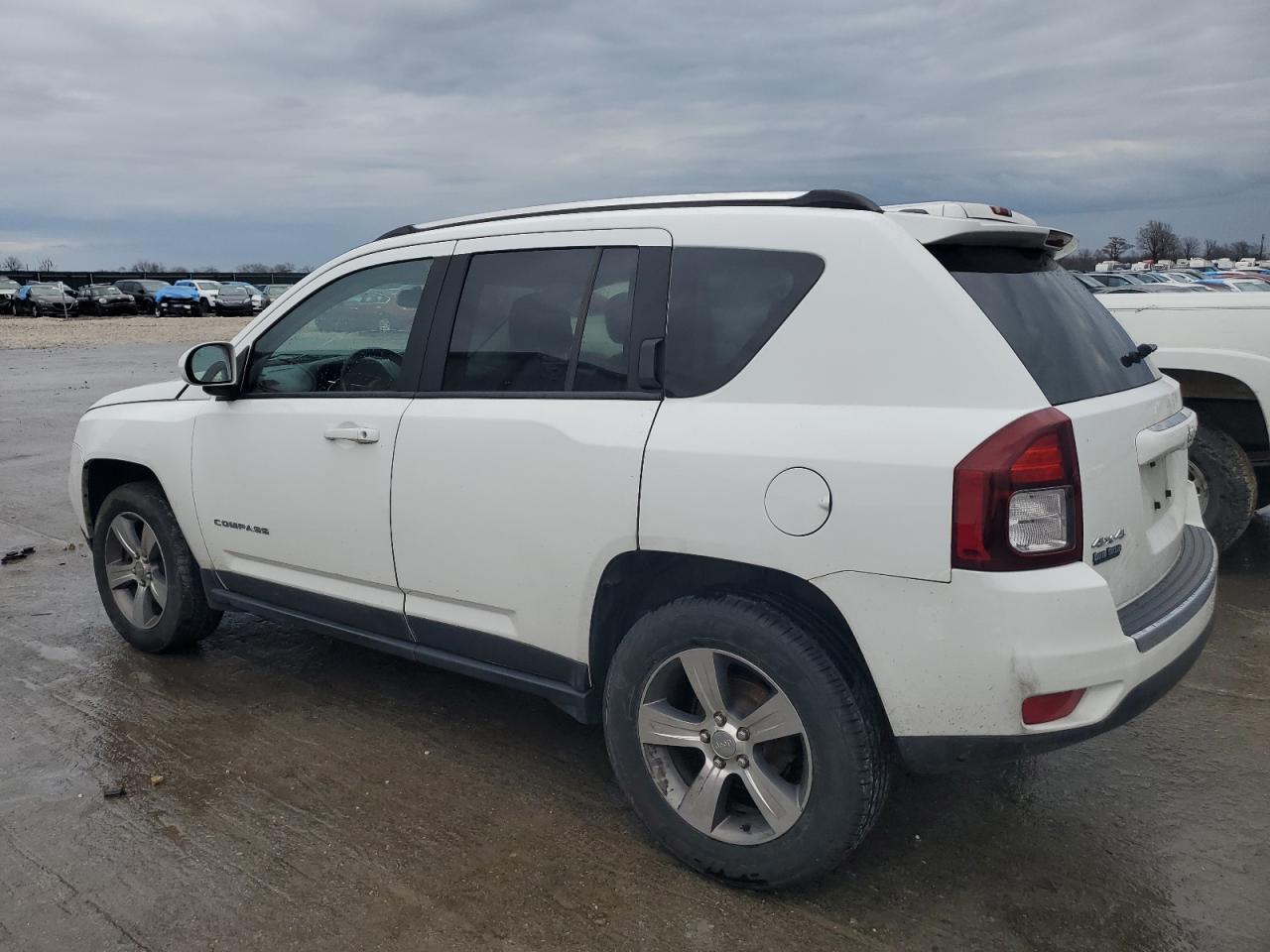 2016 Jeep Compass Latitude vin: 1C4NJDEB8GD798982